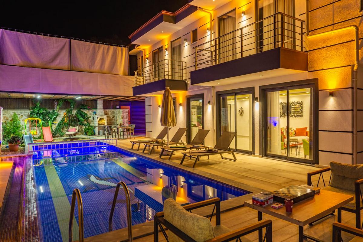Fethiye lüks kiralık villa gece manzarası özel havuzlu villa